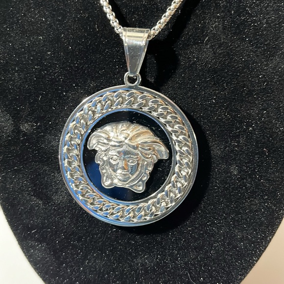 STAINLESS STEEL 24” CHAIN WITH MEDUSA MEDALLION. NEW - Picture 2 of 3